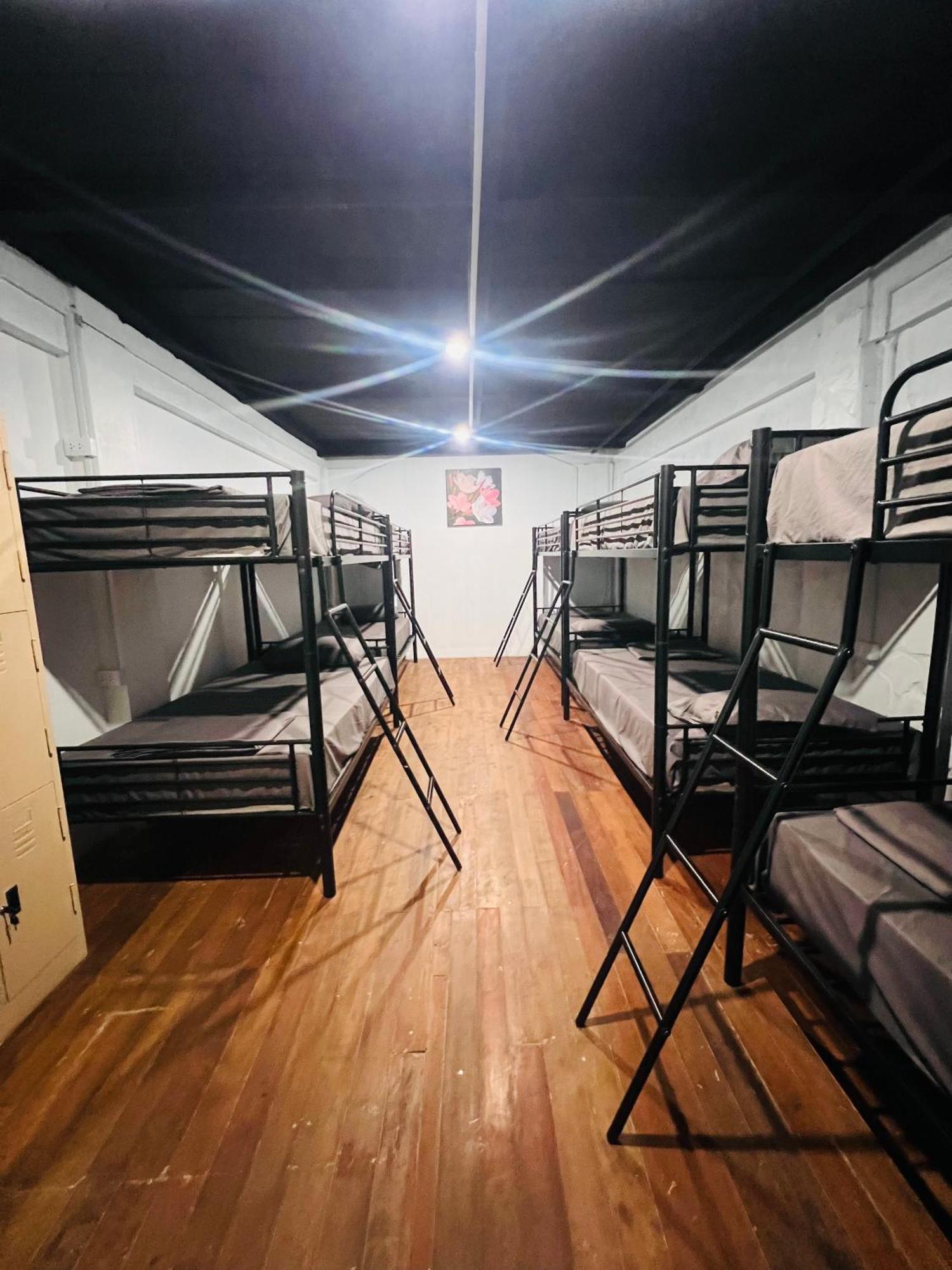 Patong Adventure Hostel Екстер'єр фото