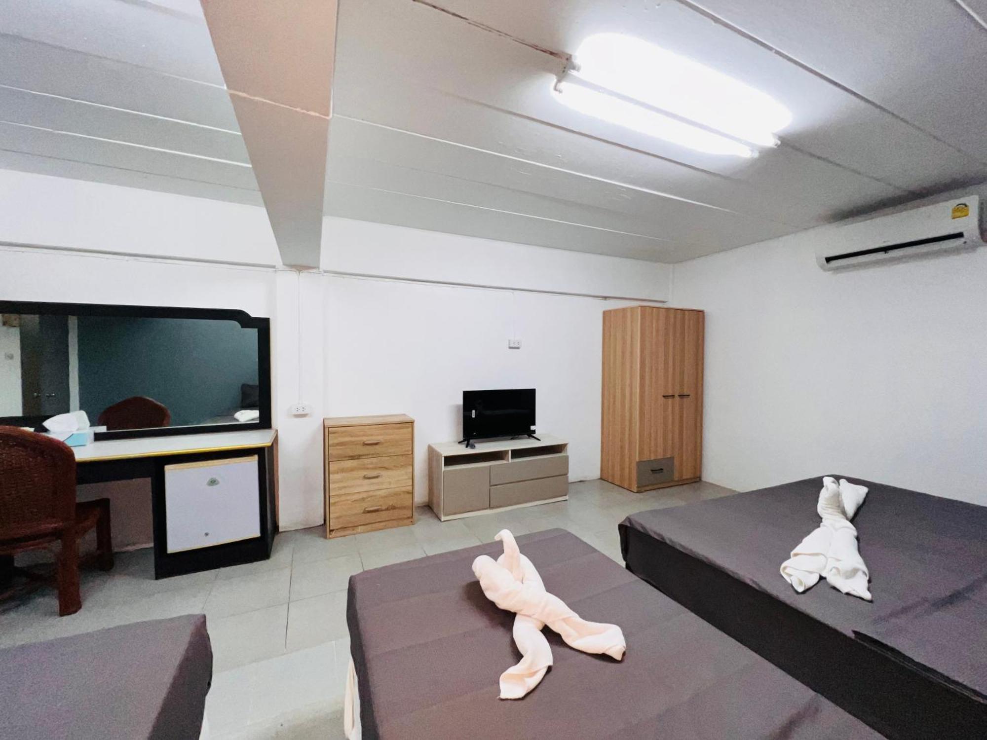 Patong Adventure Hostel Екстер'єр фото
