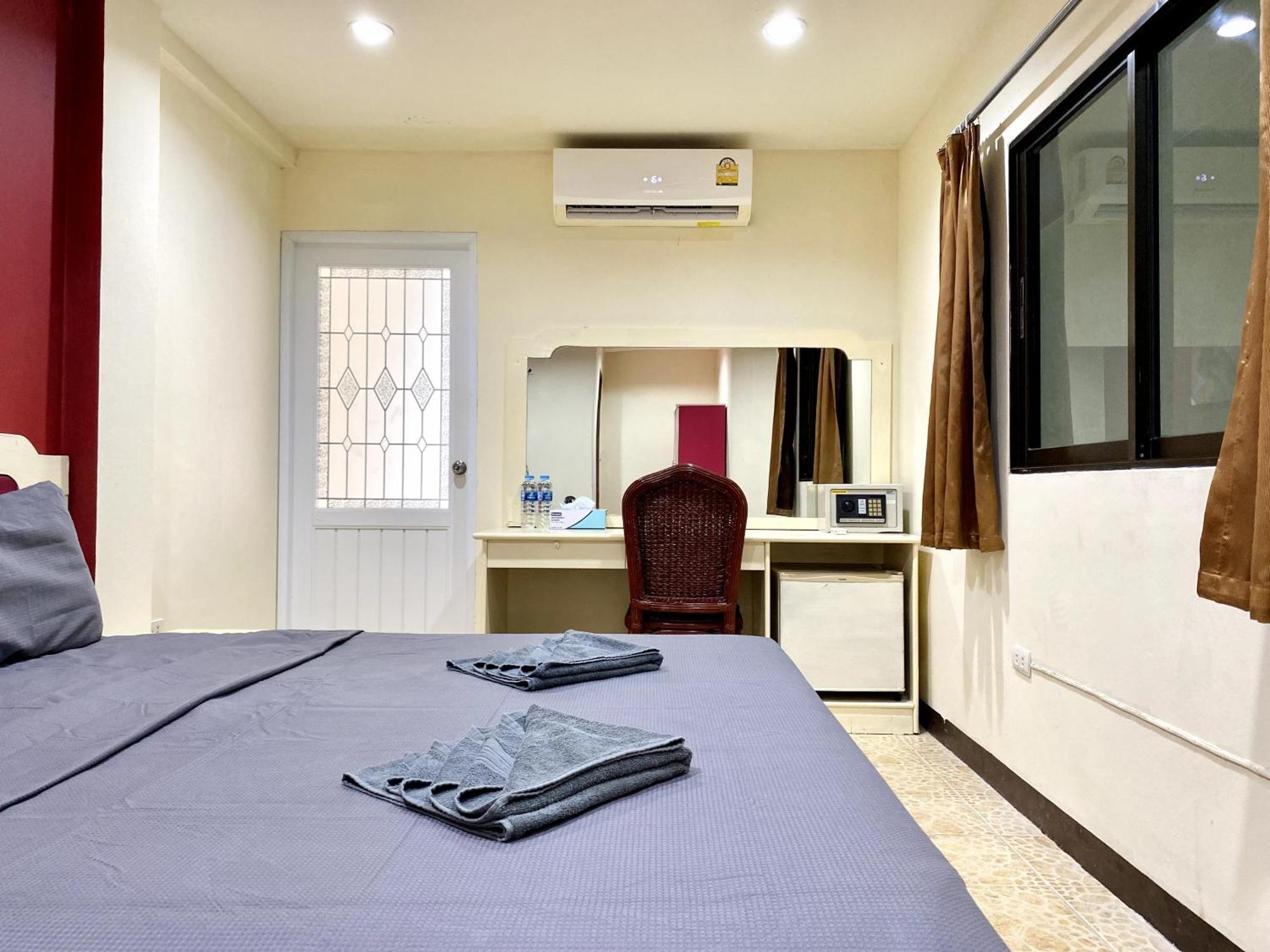 Patong Adventure Hostel Екстер'єр фото
